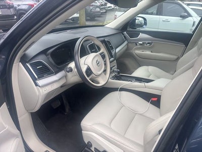 2022 Volvo XC90 T5 Momentum 7 Passenger