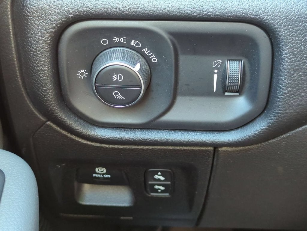 2020 RAM 1500 Big Horn Crew Cab 4x4 5'7" Box